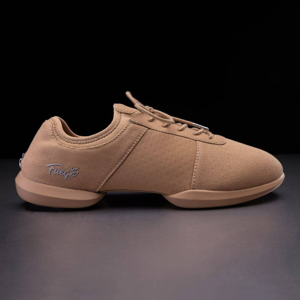 Beige sneaker with 'Freet' branding on a dark background